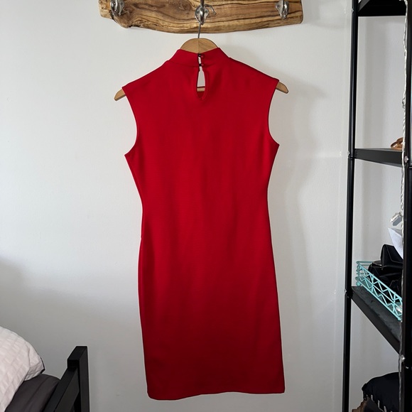 Red Sleeveless dress - Picture 2 of 4